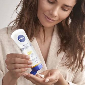 Nivea Crema Mani 3in1 Anti-Età Q10 & Filtri UV Anti-Rughe - Flacone