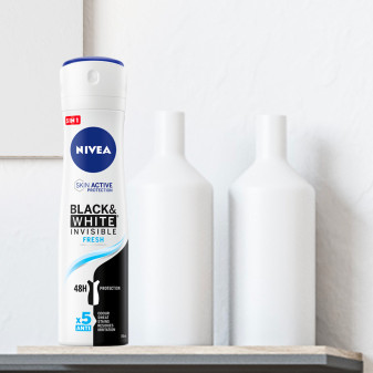 Black & White Invisible Fresh Deodorante Spray Antitraspirante Nivea